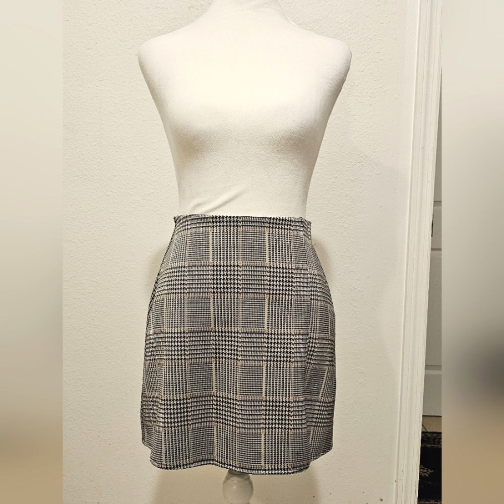 H&M Classic Black and White Plaid Skirt Size XS